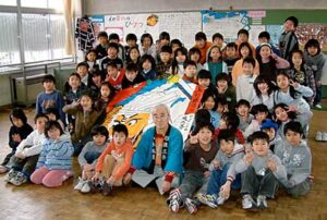 三条四日町小3年生が総合学習で三条名物六角巻凧を製作