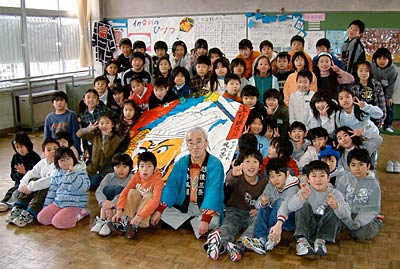 完成した六角巻凧を囲んで三条市立四日町小3年生と小林凧屋の小林さん