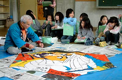 小林さんの作業の様子を見詰める児童