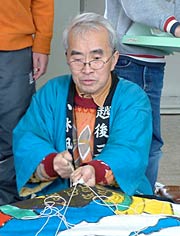 糸通しをする小林さん