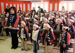 三条市の栄、下田地区の3保育所が幼年消防クラブを結成、法被や拍子木を受け取る