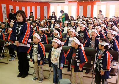 幼年消防クラブを結成した三条市内3保育所への法被伝達式