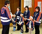 法被や拍子木の目録を受け取る年長児