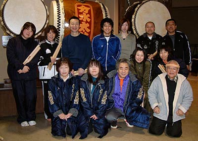 24日に分水太鼓「分水太鼓ごきげんコンサート2008『冬の彩』」を開く分水太鼓のメンバー