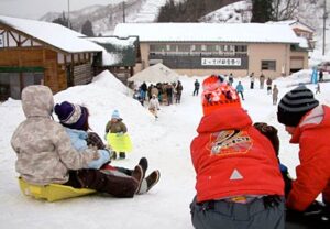 三条市下田地区・牛野尾谷五カ会が初めて「よってげ邸雪祭り」開催、住民の過半数270人が参加