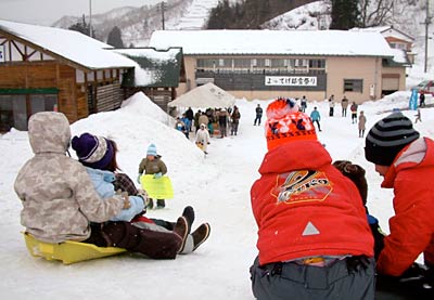 24日、開かれた牛野尾谷五カ会の「よってげ邸雪祭り」