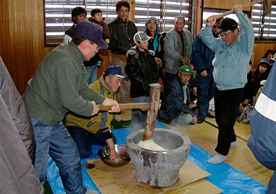 石うすでもちつき大会