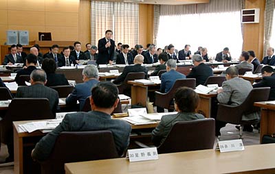 27日、燕市で開かれた市議会全員協議会