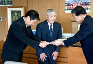 燕市自治会連合会会長だった故酒井宇一郎さんの遺族が燕市の社会福祉のために100万円寄付