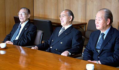 2007年11月19日、燕市の地域審議会が燕市総合計画案を燕市長に答申したときの写真、いちばん左が故酒井宇一郎さん