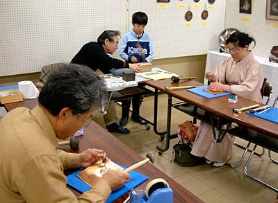 1、2の2日間、燕市総合文化センターで開かれている生涯学習フェスティバル2008の彫金体験