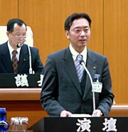 施政方針演説を行う国定市長