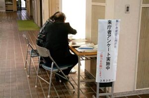 燕市が来庁者を対象に行っている新庁舎建設に向けた来庁者アンケート、写真は吉田庁舎