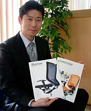 オフィスチェアのカタログを手にとオフィスソリューション事業部の阿部さん
