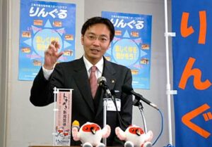 会見を行う国定三条市長