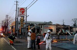 燕市井土巻4のバイク販売店が爆発炎上、3人が重軽傷