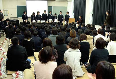 燕中等教育学校で開かれた前期課程の修了を祝う会