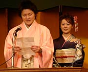 「二十歳の決意」を述べる向井さん(左) と関さん(右)
