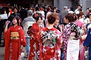 新成人の振り袖で華やかな会場前