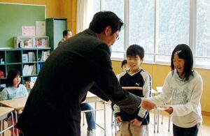 三条市が大浦小4年生にエコクラス認定証を交付