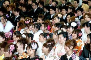 20日行われた平成19年度三条市成人式で式典会場に並ぶ新成人たち顔