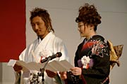 成人のことばを述べる斎藤さ(左)と丸山さん(右)