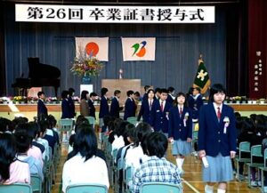 燕市内15小学校すべてで卒業式、合わせて800人が巣立つ