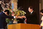 卒業生に卒業証書を手渡す小黒校長