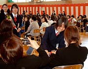保護者に花束を手渡す卒業生