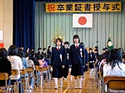 退場する卒業生