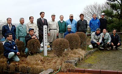 保内緑の里管理組合が寄付した菊咲奥丁字桜の苗木10本を植樹して記念撮影