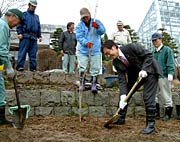 国定市長もスーツに長靴で植樹を手伝う