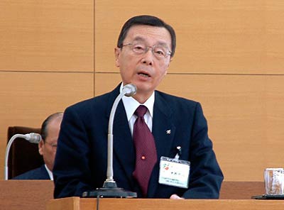 市議会で退任のあいさつをする燕市の中野副市長