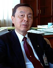 副市長室でインタビューに答える中野副市長