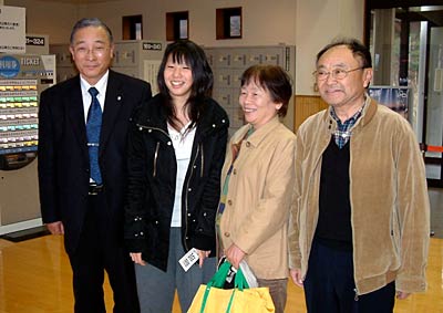 左から佐藤田上町長、150万1人目の中山さん、150万人目と149万9999人目の稲垣さん夫婦