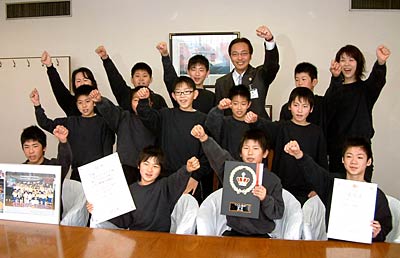 国定三条市長を表敬訪問した長沢小のドッジボールチーム「長沢ブルーモンスターズ」、国定市長とともに「全国でも頑張るぞ！」、「お～！」と気勢を上げる