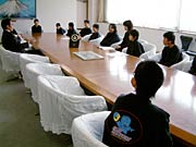 国定市長と歓談する長沢ブルーモンスターズ
