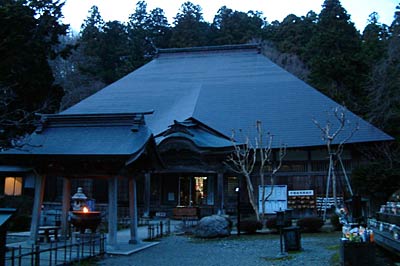 30日に人形供養を行う国上寺の本堂