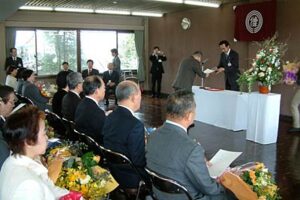 三条市が退職者49人に辞令を交付、国定市長は市長と後輩職員の2つの立場で退職者をねぎらう