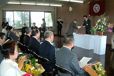 31日行われた三条市の平成19年度退職者辞令交付式
