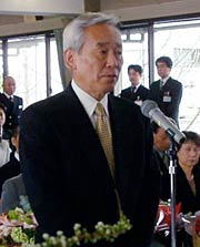 退職者代表の謝辞を述べる北上均議会事務局長