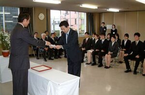 三条市が経験者採用3人を含む新採用職員20人に辞令交付
