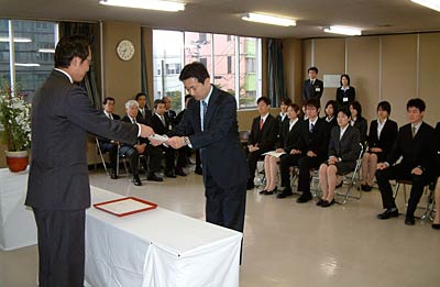 1日行われた三条市の新採用職員辞令交付式