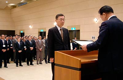 3月31日行われた燕市の中野副市長の退任式で小林市長から退任の辞令書を受ける中野副市長