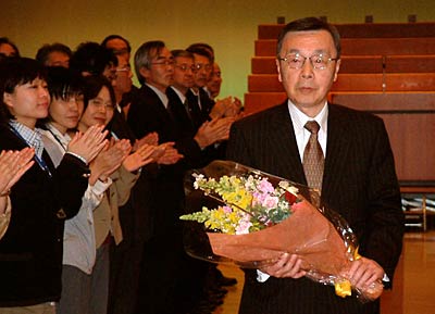 職員の拍手に送られて退場する中野副市長