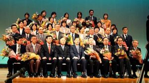 燕市が退職者退任式、退職の36人に辞令交付