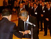 小林市長から退職者に辞令を交付