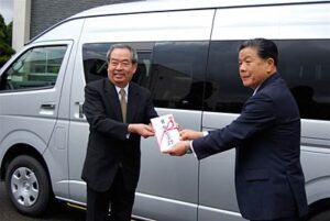 北越工業が燕市を通じて「グループホーム縁」に車いすリフト車1台と車いす2台など寄付