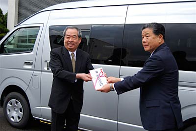 小林燕市長(右)に寄付の目録を手渡す北越工業の栗田社長(左)
