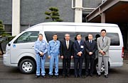 寄付した車いすリフト車の前で記念撮影